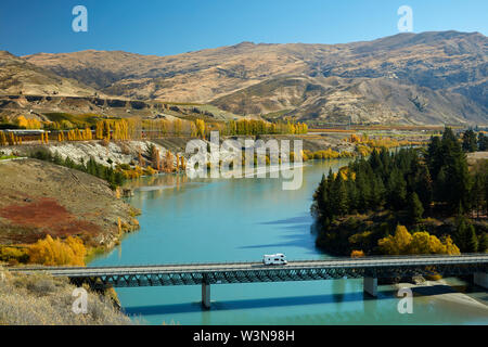 Wohnmobil auf Bannockburn Brücke, und Kawarau Arm, Lake Dunstan, Bannockburn, in der Nähe von Cromwell, Central Otago, Südinsel, Neuseeland Stockfoto