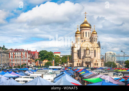 Wladiwostok, Russland - 21. JUNI 2019: Landwirtschaftliche Messe auf dem zentralen Platz der Fernöstlichen Stadt Wladiwostok. Stockfoto