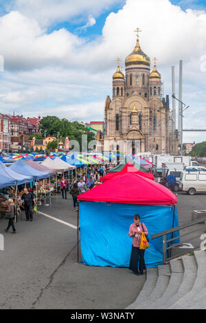 Wladiwostok, Russland - 21. JUNI 2019: Landwirtschaftliche Messe auf dem zentralen Platz der Fernöstlichen Stadt Wladiwostok. Stockfoto