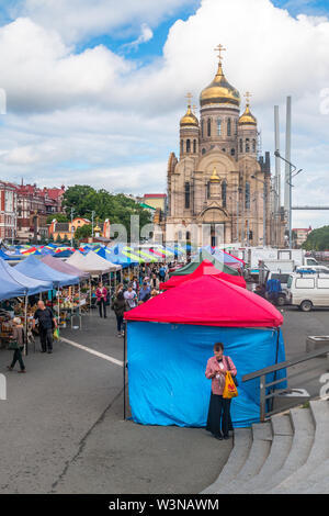 Wladiwostok, Russland - 21. JUNI 2019: Landwirtschaftliche Messe auf dem zentralen Platz der Fernöstlichen Stadt Wladiwostok. Stockfoto