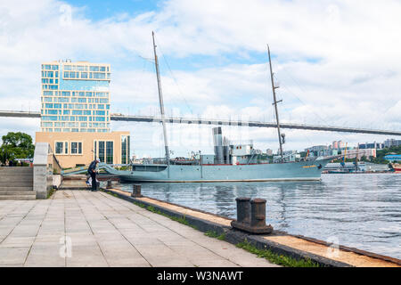 Wladiwostok, Russland - 21. JUNI 2019: Memorial Schiff rote Wimpel. Die Russische patrol Ship ist ein Museum und ist auf korabelnaya Damm des Fa entfernt Stockfoto