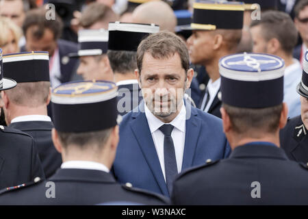 Paris, Frankreich. 14. Juli, 2019. Christophe Castaner sprach mit Familien von Soldaten getötet oder in Aktion während der Bastille Tag militärische Parad verwundet Stockfoto