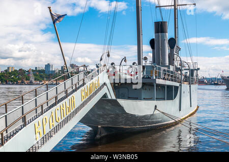 Wladiwostok, Russland - 21. JUNI 2019: Memorial Schiff rote Wimpel. Die Russische patrol Ship ist ein Museum und ist auf korabelnaya Damm des Fa entfernt Stockfoto