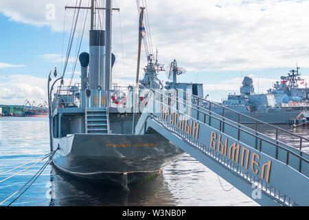 Wladiwostok, Russland - 21. JUNI 2019: Memorial Schiff rote Wimpel. Die Russische patrol Ship ist ein Museum und ist auf korabelnaya Damm des Fa entfernt Stockfoto