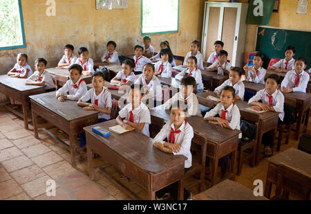 Studenten an Ihrem Schreibtisch in der Schule sitzen an Kien Phouc Schule in Tien Giang Provinz; ausserhalb von Ho Chi Minh City, Vietnam Asien Stockfoto