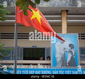 Studenten an ihrer Schule, Kien Phouc Schule in Tien Giang Provinz; ausserhalb von Ho Chi Minh City, Vietnam in Asien hinter einem grossen Foto von Ho Stockfoto