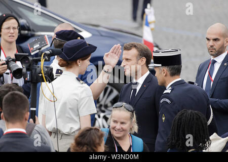 Paris, Frankreich. 14. Juli, 2019. Der französische Präsident Emmanuel Längestrich sprach mit Familien von Soldaten getötet oder in Aktion während der Bastille Tag verletzt. Stockfoto