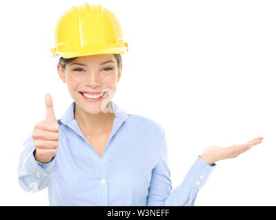 Portrait der schönen Frau Architekt gestikulieren Daumen oben während der Anzeige der Produkte, die isoliert auf weißem Hintergrund Stockfoto