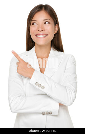 Glückliche junge Geschäftsfrau zeigt, während auf der Suche nach auf weißem Hintergrund isoliert Stockfoto