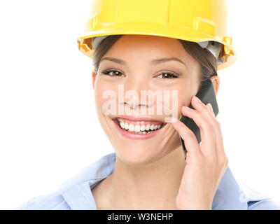 Porträt der schönen jungen Frau tragen Helm mit Handy isoliert auf weißem Hintergrund Stockfoto