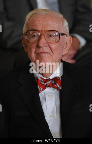 JOHN PAUL STEVENS (April 20, 1920 - Juli 16, 2019) war ein US-amerikanischer Rechtsanwalt und Jurist, die als Associate Gerechtigkeit des Obersten Gerichtshofs der Vereinigten Staaten von 1975 bis zu seiner Pensionierung im Jahr 2010 serviert. Bei seinem Eintritt in den Ruhestand, war er der älteste - das Recht in der Geschichte des Gerichtshofes. Im Bild: Mai 29, 2012 - Washington, District of Columbia, USA: Pensionierte US Supreme Court Justice John Paul Stevens war der Präsidentenmedaille der Freiheit während einer prestigeträchtigen Zeremonie im Weißen Haus vorgestellt. Credit: Christy Bowe/ZUMA Draht/Alamy leben Nachrichten Stockfoto