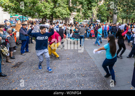 Tänzerinnen und Tänzer der typische 'Cueca" in Santiago de Chile, ist der traditionelle Tanz in Chile und an jedem 18. September wegen der nationalen Feiertage Stockfoto