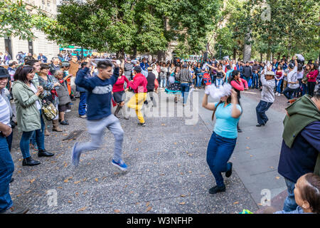 Tänzerinnen und Tänzer der typische 'Cueca" in Santiago de Chile, ist der traditionelle Tanz in Chile und an jedem 18. September wegen der nationalen Feiertage Stockfoto