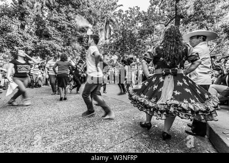 Tänzerinnen und Tänzer der typische 'Cueca" in Santiago de Chile, ist der traditionelle Tanz in Chile und an jedem 18. September wegen der nationalen Feiertage Stockfoto