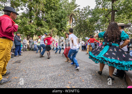 Tänzerinnen und Tänzer der typische 'Cueca" in Santiago de Chile, ist der traditionelle Tanz in Chile und an jedem 18. September wegen der nationalen Feiertage Stockfoto