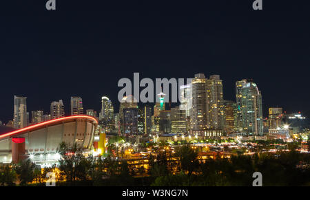 Calgary Städtischen Skyline bei Nacht zeigen Downtown Calgary Tower mit umliegenden Wohn- und Bürogebäuden. Stockfoto