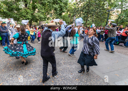 Tänzerinnen und Tänzer der typische 'Cueca" in Santiago de Chile, ist der traditionelle Tanz in Chile und an jedem 18. September wegen der nationalen Feiertage Stockfoto