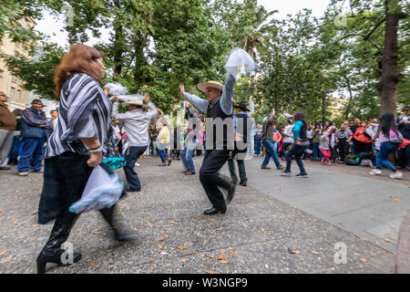 Tänzerinnen und Tänzer der typische 'Cueca" in Santiago de Chile, ist der traditionelle Tanz in Chile und an jedem 18. September wegen der nationalen Feiertage Stockfoto