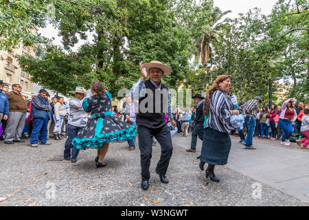 Tänzerinnen und Tänzer der typische 'Cueca" in Santiago de Chile, ist der traditionelle Tanz in Chile und an jedem 18. September wegen der nationalen Feiertage Stockfoto