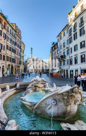 Fontana della Barcaccia auf der Piazza di Spagna - Rom, Italien Stockfoto