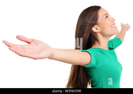 Kostenlose Happy elated Frau mit ausgestreckten Arme, auferweckt in heitere Freude bereiten. Mädchen in grün Shirt auf weißem Hintergrund im Studio isoliert. Gemischte Rasse asiatischen Kaukasischen weibliche Modell. Stockfoto