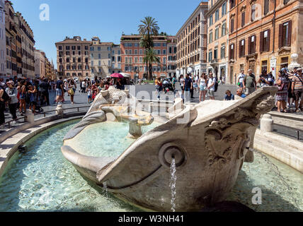 Fontana della Barcaccia auf der Piazza di Spagna - Rom, Italien Stockfoto