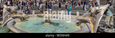 Fontana della Barcaccia auf der Piazza di Spagna - Rom, Italien Stockfoto