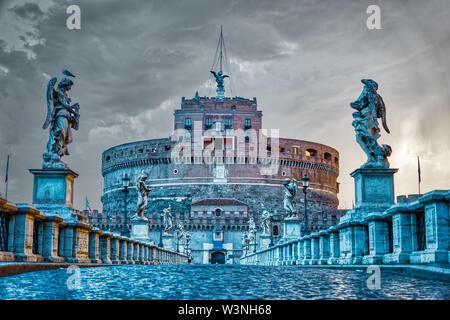 Sonnenaufgang über der Ponte Sant'Angelo und dem Castel Sant'Angelo in Rom, Italien Stockfoto