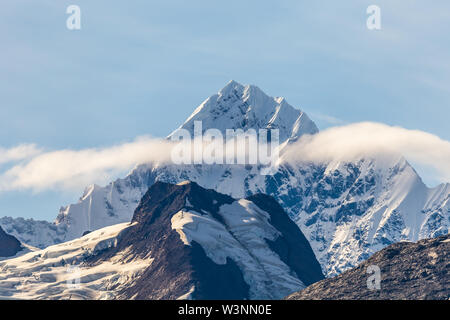 Snowy Mountain Peak mit Wolken im Glacier Bay, Alaska. Stockfoto