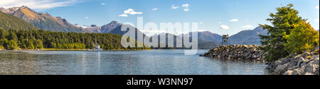 Panoramablick auf den Hafen mit einem Fischerboot Segeln in der Ferne in Sitka, Alaska. Stockfoto