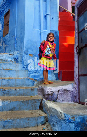 Jodhpur, Indien - Februar 09, 2019: Junge Mädchen auf der Straße blaue Stadt Jodhpur Stockfoto