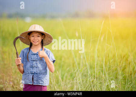 Portrait von wenig lächelnde Mädchen Landwirt auf grünes Feld Stockfoto