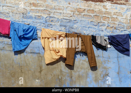 Kleider trocknen am Seil auf die Straße, in der sich die blaue Stadt Jodhpur. Rajasthan. Indien Stockfoto