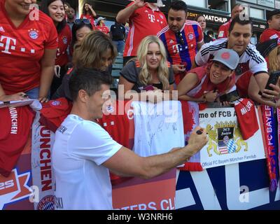 Los Angeles, USA. 16. Juli, 2019. Robert Lewandowski gibt Autogramme nach dem Training des FC Bayern im Stadion von LA Galaxy. FC Bayern München ist auf einer Reise in die USA. Quelle: Klaus Bergmann/dpa/Alamy leben Nachrichten Stockfoto