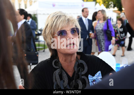 16 Juli 2019, Bayern, Oberschleißheim: Gloria Fürstin von Thurn und Taxis steht vor Schloss Schleißheim beim Sommerempfang des Bayerischen Landtags. Über 3000 Gäste aus allen sozialen Klassen sind eingeladen. Foto: Felix Hörhager/dpa Stockfoto