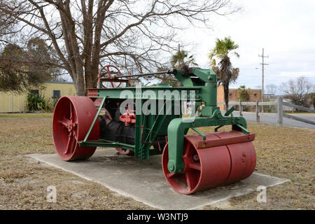 Vintage Road Roller von der australischen Firma Gibson Schlacht um einen Fordson farm Traktor gebaut. Auf Anzeige an Tenterfield NSW Australien.