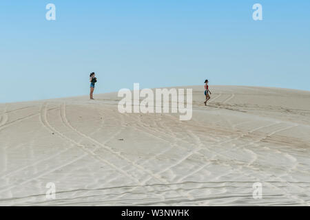 MUI NE, VIETNAM - April 25: Unbekannter Touristen entspannen und Fotos auf April 25,2019 am White Sand dune Wüste in Mui Ne, Vietnam nehmen Stockfoto