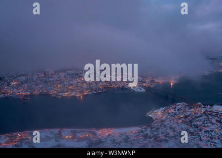 Luftaufnahme der Stadt Tromsø im Winter von oben, Nördliches Norwegen Stockfoto