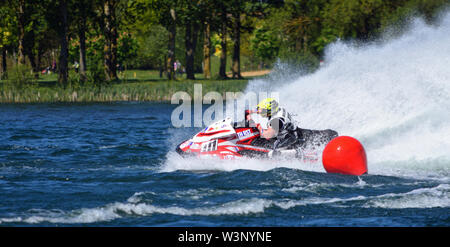 Jet Ski Konkurrent schneller Kurvenfahrt um gelbe Boje, wodurch an Menge Spray. Stockfoto