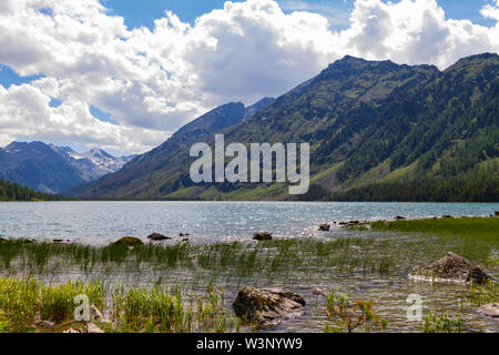 Multinsky Seen in Altai Gebirge. Malerische wolken landschaft. Stockfoto