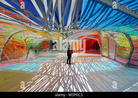 Los Angeles, die Serpentine Pavillon, rainbow Tunnel der immersiven, temporäre Struktur, wo Kunst und Wissenschaft treffen. 24 Nov, 2019. Eine touristische Wanderungen in der Serpentine Pavillon auf La Brea Tar Pits in Los Angeles, USA, 16. Juli 2019. Die Serpentine Pavillon, rainbow Tunnel der immersiven, temporäre Struktur, wo Kunst und Wissenschaft treffen, öffnet der Öffentlichkeit von Juni 28 bis Nov. 24, 2019. Credit: Li Ying/Xinhua/Alamy leben Nachrichten Stockfoto