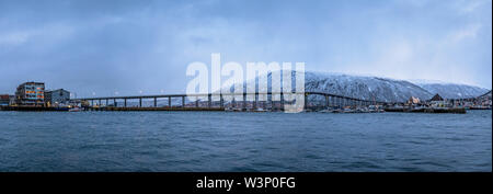 Berühmte Tromso Brücke über Tromsoysundet Straße im Norden von Norwegen Stockfoto