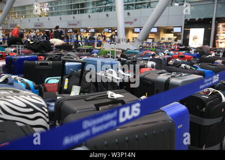 Düsseldorf, Deutschland. 14 Jan, 2017. Mehrere hundert Gepäckstücke sind in der Abflughalle des Flughafen Düsseldorf, blaue Bänder mit der Aufschrift Flughafen Düsseldorf DUS-Block aus der Gegend. Aufgrund eines technischen Defekts, Passagiere am Flughafen Düsseldorf haben für die Probleme mit der Gepäckabfertigung vorbereitet zu sein. Quelle: David Young/dpa/Alamy leben Nachrichten Stockfoto