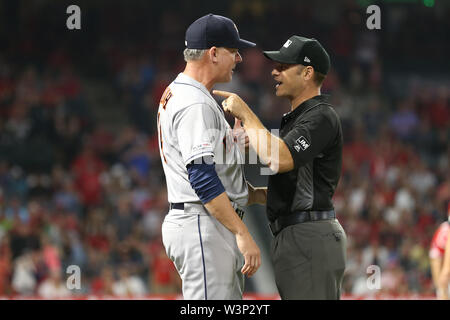 Juli 16, 2019: Houston Astros Manager AJ Hinch (14) hat eine leidenschaftliche Diskussion mit einem Schiedsrichter während des Spiels zwischen den Houston Astros und die Los Angeles Angels Anaheim im Angel Stadium in Anaheim, CA, (Foto von Peter Joneleit, Cal Sport Media) Stockfoto