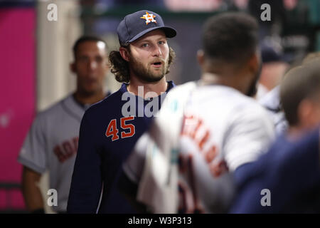 Juli 16, 2019: Houston Astros Krug Gerrit Cole (45) zappelt im dugout nach Houston Astros Mittelfeldspieler Jake Marisnick (6) von einer Tonhöhe während des Spiels zwischen den Houston Astros und die Los Angeles Angels Anaheim im Angel Stadium in Anaheim, CA, (Foto von Peter Joneleit, Cal Sport Media getroffen) Stockfoto