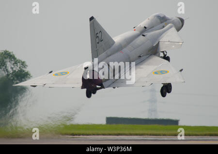 Die Saab 37 Viggen "Thunderbolt" Schwedische single-Engine, kurz - Mittlerer Bereich Jagd- und Kampfflugzeug. Düsenflugzeug. Schwedische Luftwaffe historischen Flug Stockfoto