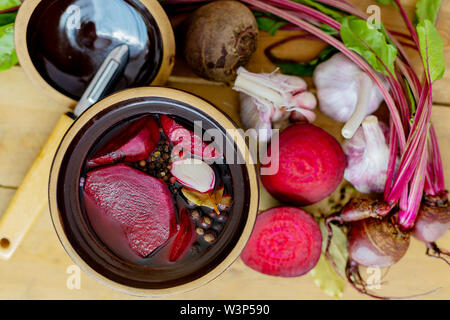 Teller mit eingelegten Rüben. Ländliche Holztisch. Vorbereitung von Borscht. Gemüse für die Suppe. Polnische Küche. Gesundes Essen. Rübensaft. Natürliche Behandlung. Stockfoto