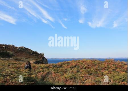 Junge Frau sightseeing Camaret-sur-Mer Küste der Halbinsel Crozon, im Regionalen Naturpark Armorique - Bretagne, Frankreich Stockfoto