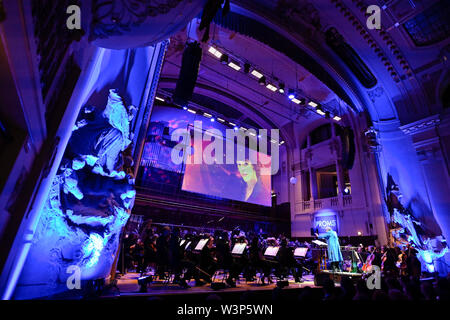 Prag, Tschechische Republik. 16. Juli, 2019. Amerikanischen Dirigenten Carl Davis der Tschechischen National Symphony Orchestra led während des Hollywood Nacht, Finale von Prag Proms International Music Festival, am 16. Juli 2019, in Prag, Tschechische Republik. Quelle: Michal Kamaryt/CTK Photo/Alamy leben Nachrichten Stockfoto