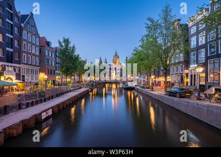 Amsterdam Skyline mit Kirche von Saint Nicholas Sehenswürdigkeiten in Amsterdam, Niederlande. Stockfoto